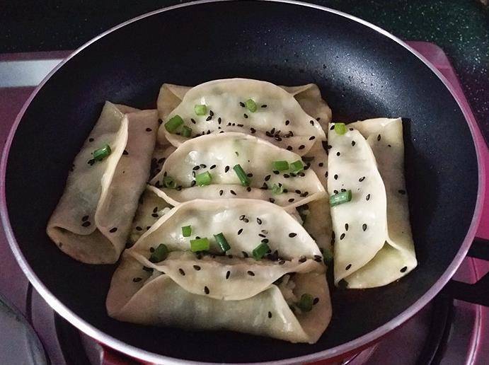 原创
  韭菜搭配它拌馅煎锅贴，鲜香味美滑嫩多汁，比猪肉韭菜更营养好吃 第16张