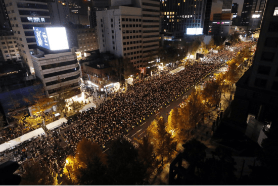 韩媒：首尔市中心爆发大规模追悼烛光集会，参加者近6万人