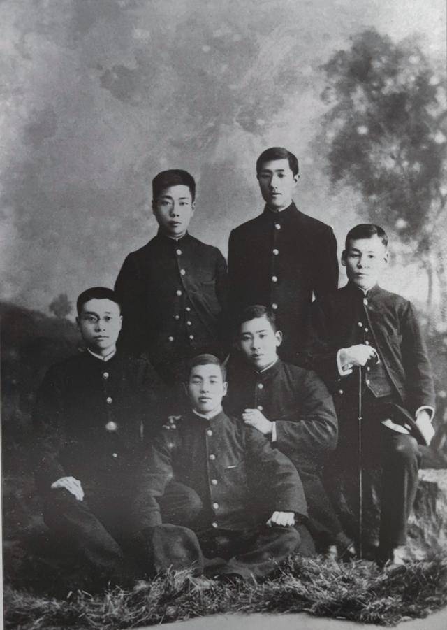 1905年11月6日,仙台医专医学科二年级全体同学送别解剖学教授敷波次郎