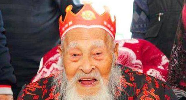 传奇老人杨明运，从光绪23年，一直活到2014年，一生膝下无儿女