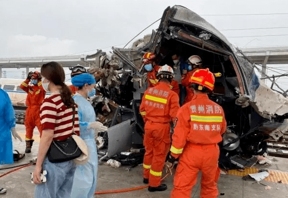 韩国首尔一列火车脱轨致34人受伤