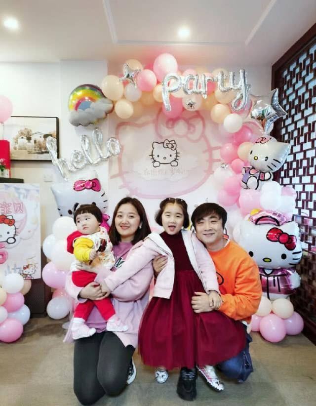 开云体育 开云官网“大保健男神”乔杉为女儿庆生一家四口同框垛姐越来越像爸爸(图2) 开云体育 开云官网“大保健男神”乔杉为女儿庆生一家四口同框垛姐越来越像爸爸(图2)