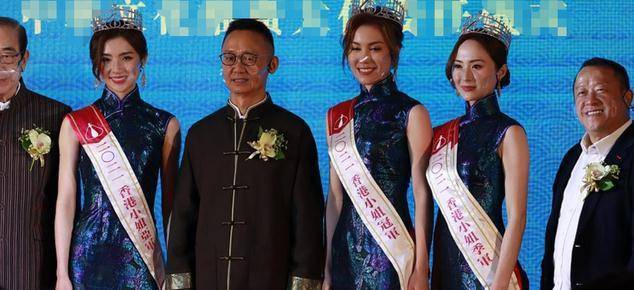 港姐前三甲与曾志伟再同框,穿旗袍气质优雅,脖子上
