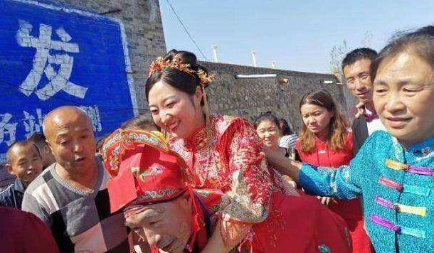 闹公婆：给公公婆婆抹锅底灰戴纸帽，婚礼习俗为何遭到人们反对？