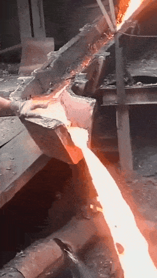 可怕！一工人跌入720℃熔炉，竟自己爬出，奇迹生还！