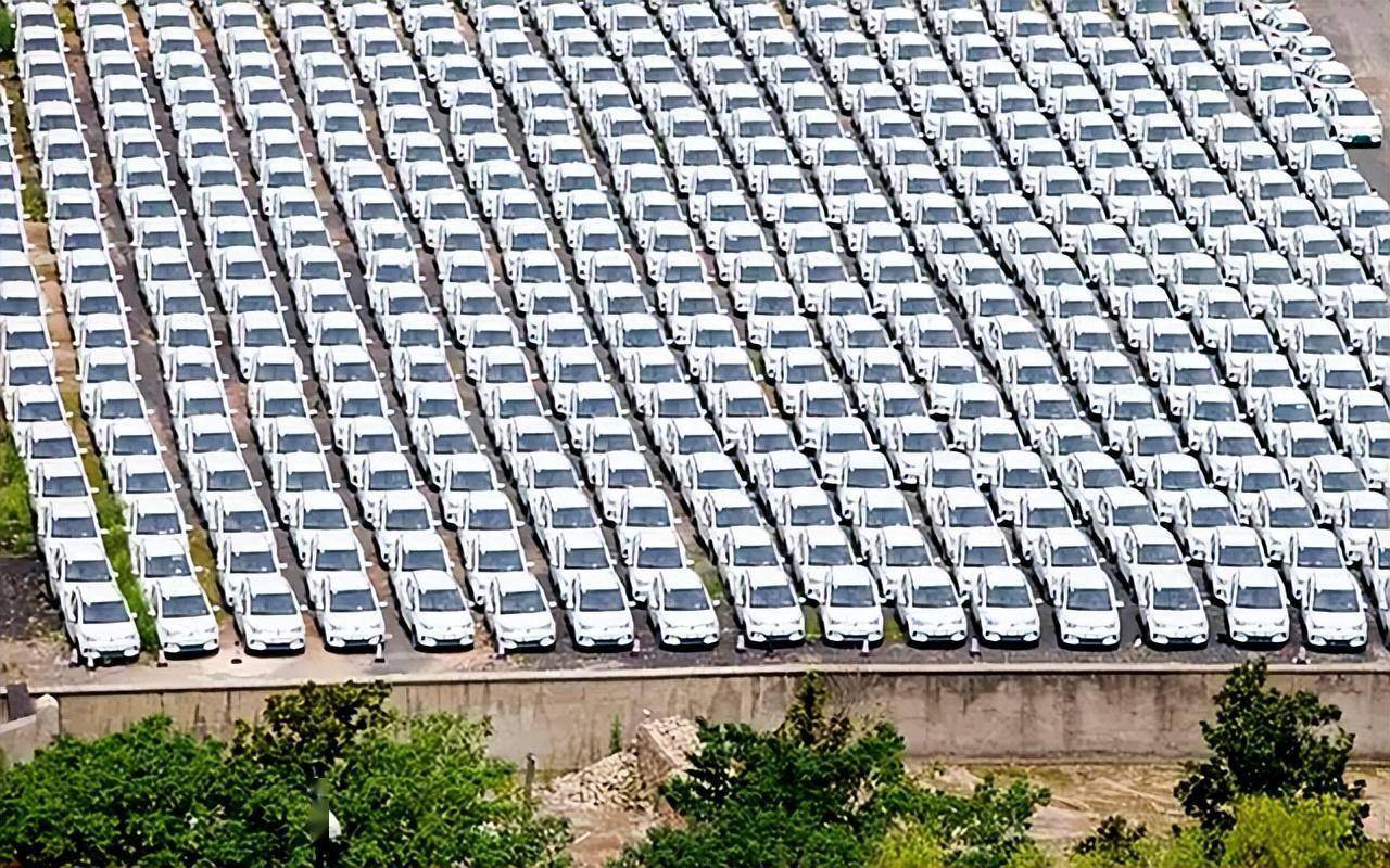 新能源汽车坟场一万块几辆车二手新能源汽车太不值钱了