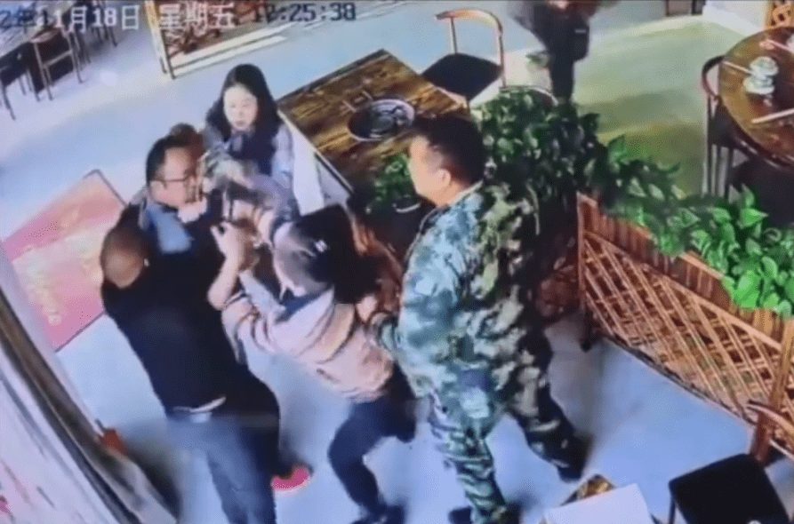 云南一饭店被暴力催收卫生费，店主夫妻遭4人暴打，警方回应了