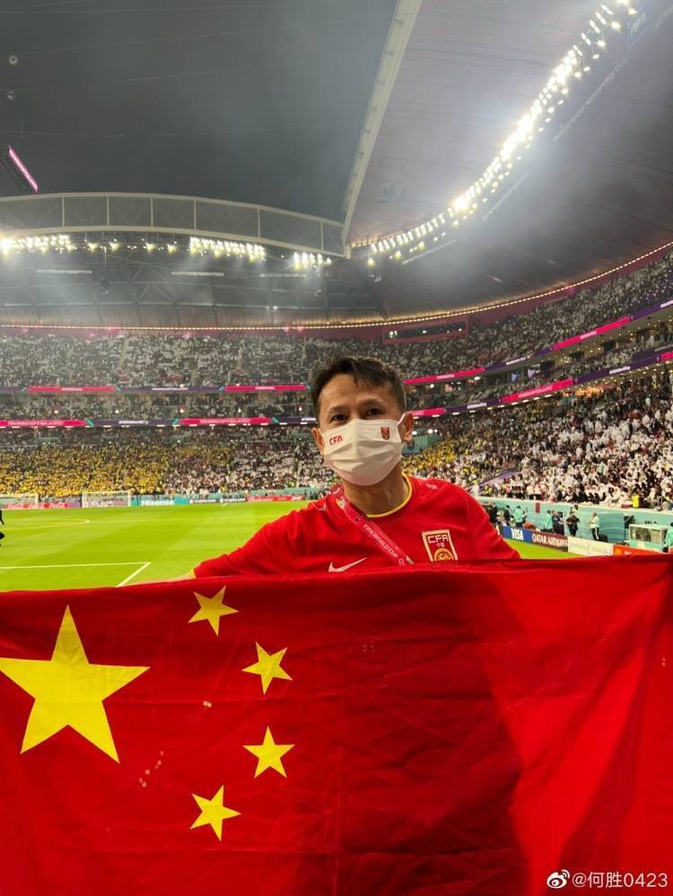 退钱哥揭幕战现场举中国国旗：再次踏进世界杯球场，依旧热血沸腾
