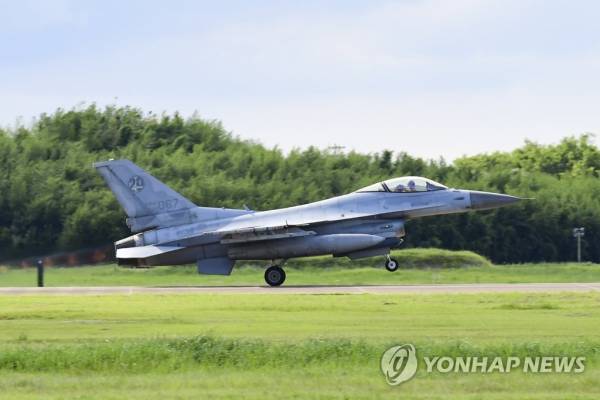 韩军一架KF-16战机突发故障坠毁，“目前飞行员安全”