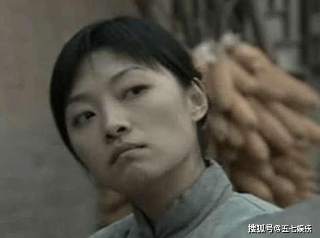 电影版亮剑上映，李云龙穿白袜子白衬衫，秀琴描眉抹粉不像村姑