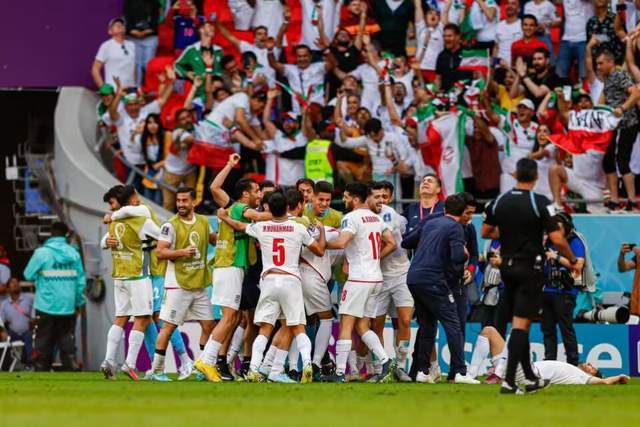 伊朗2-0！球员掐69岁老帅脖子庆祝，对方喘不过气，贝尔目光呆滞