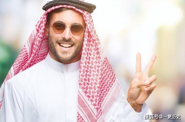 bsport体育看卡塔尔世界杯通过服饰来认识中东不同地区的男人(图6)