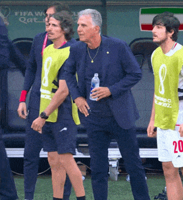 伊朗2-0！球员掐69岁老帅脖子庆祝，对方喘不过气，贝尔目光呆滞