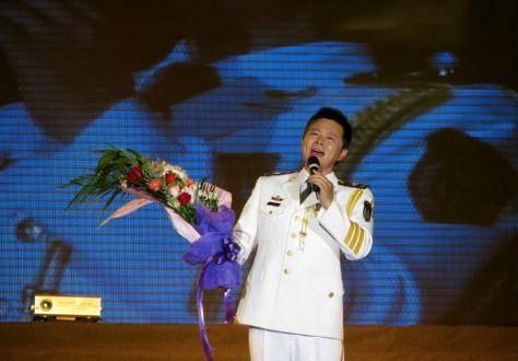歌坛孝子阎维文、王宏伟，一个视母比天大，一个反哺守寡48年母亲