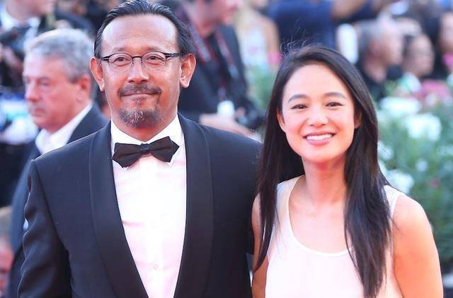 姜文:三段感情过后,被小15岁周韵牢牢拿捏,与前妻女儿有隔阂_刘晓庆