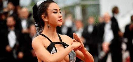 米乐M6 M6米乐她是瑜伽老师被成龙看中后一炮而红如今一节课需要10万？(图1)