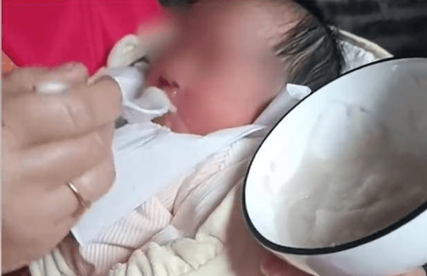 怕喝奶粉上火！广州梅州一婆婆给出生9天宝宝喂米糊：当地习俗就这样！
