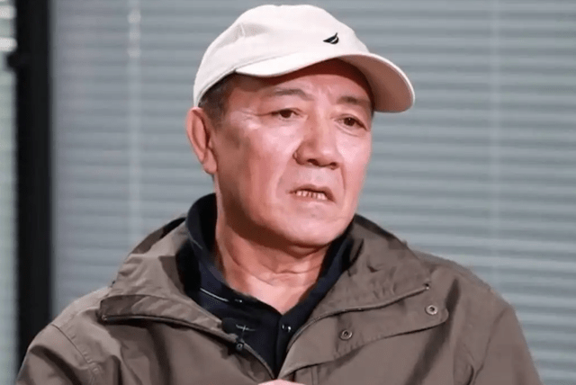 “李云龙”商场闲逛无人搭理，头发稀疏老态尽显，64岁仍坚持拍戏