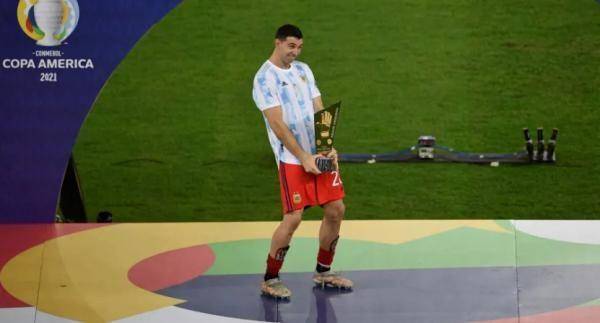 夺冠颁奖礼上，阿根廷门将举动惹争议！