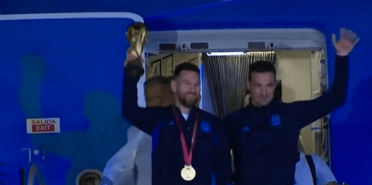 快讯！外媒：阿根廷队抵达布宜诺斯艾利斯，梅西手捧大力神杯下飞机