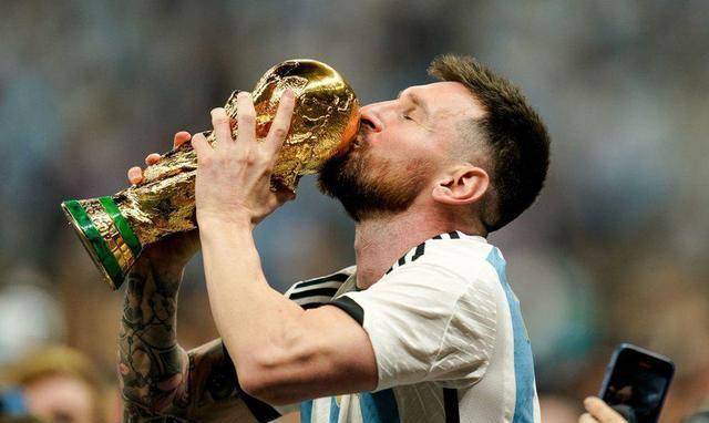 阿根廷队凯旋归来！超过20万球迷接机，梅西拥抱世界杯，王者归来