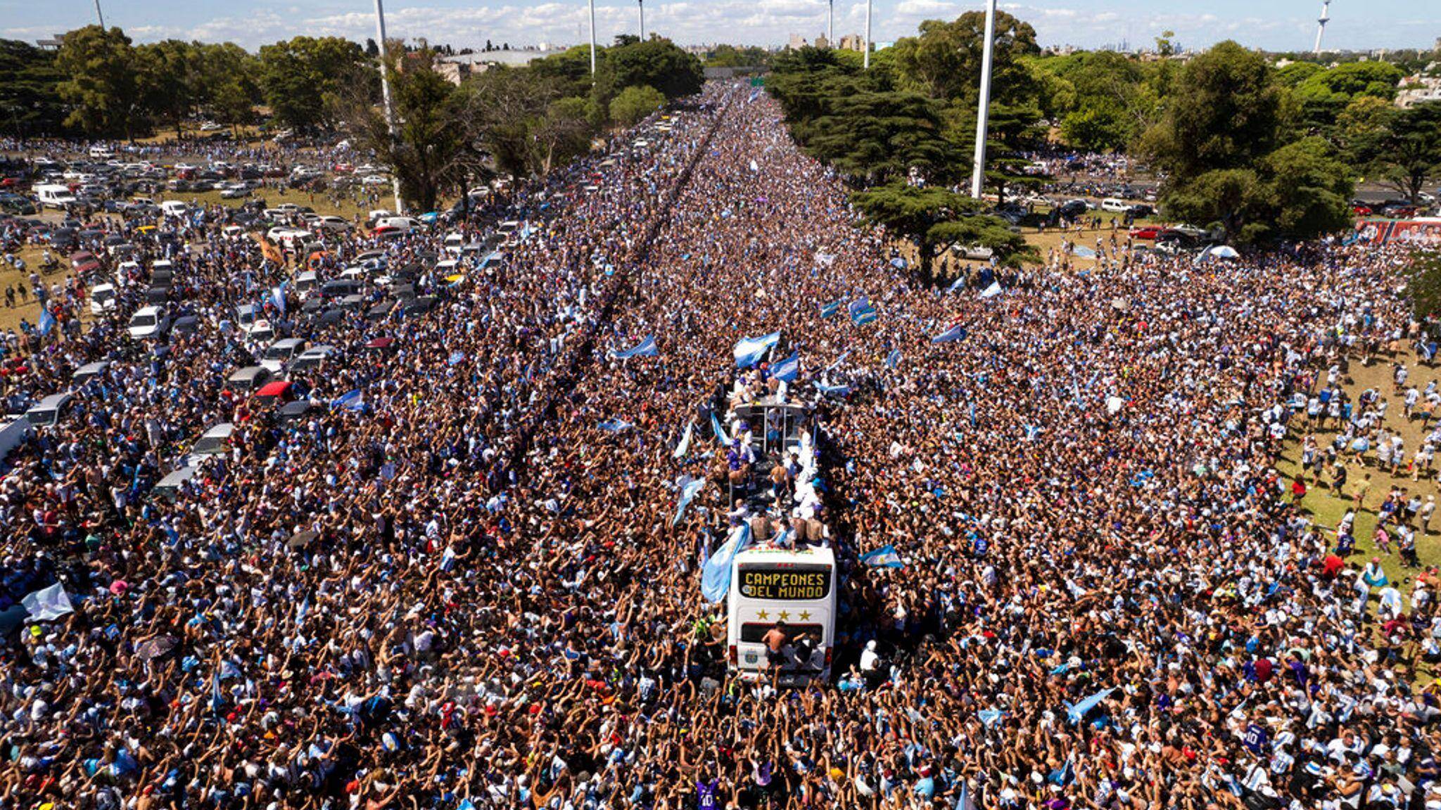 百万球迷齐聚首都，阿根廷国家队被迫提前结束夺冠游行