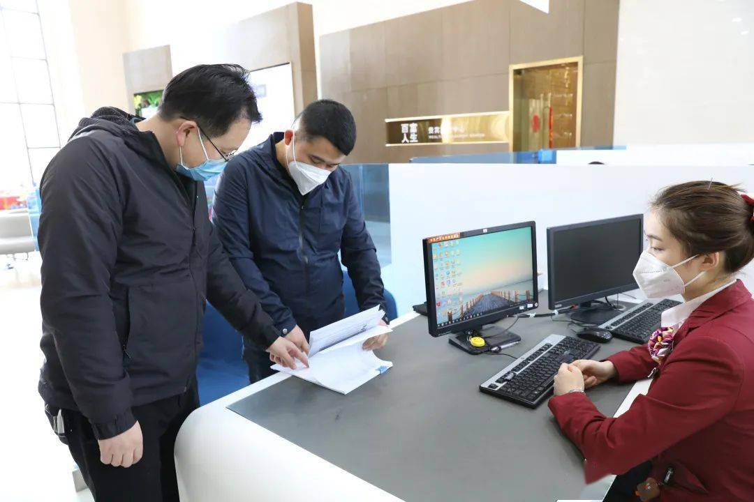 （图为市纪委市监委干部到银行查阅调取相关资料）2022年，全市共立案查处