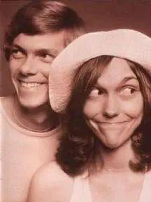 ���ڽ���Ƭ��ò��ٺں�Բ��