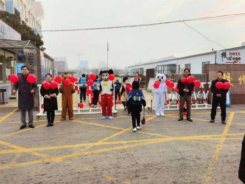 红包玩偶兔、敲响鸣志鼓、情景剧展演……胶州那几所小学开学首日仪式感拉满