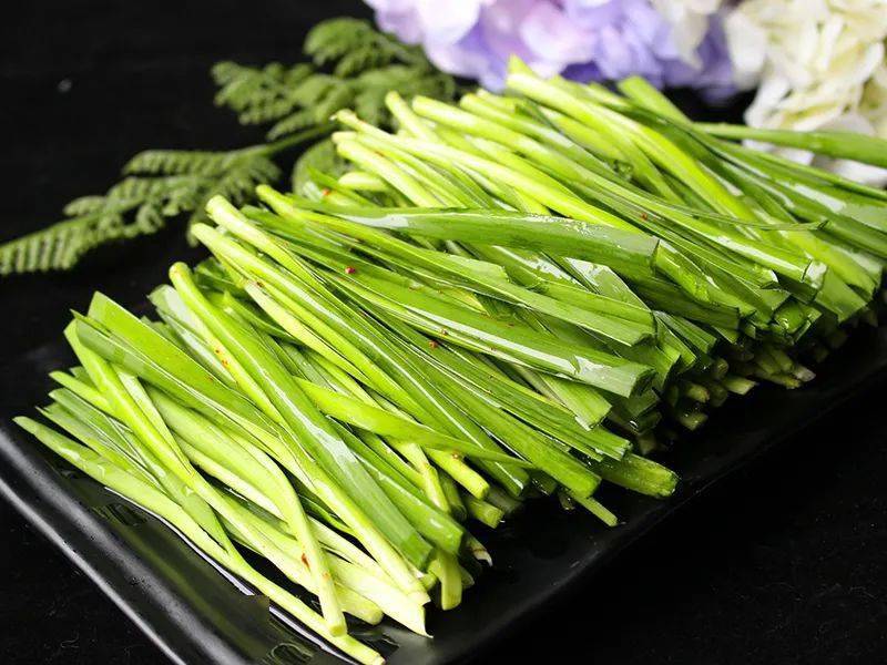 此外，常吃韭菜还能收获以下好处——01健脾理气中医春天人体肝气比较旺