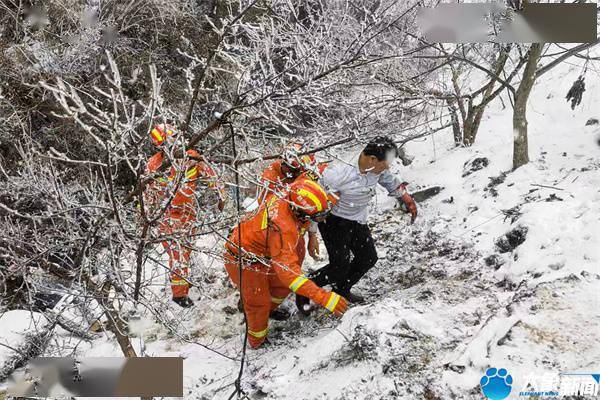 雪天路滑一货车坠沟司机被困，消防徒步7公里翻越1000米山脊救援