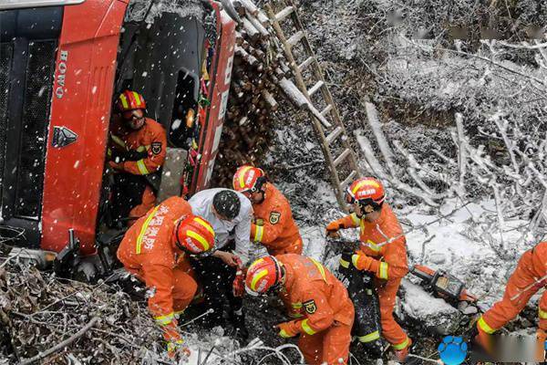 雪天路滑一货车坠沟司机被困，消防徒步7公里翻越1000米山脊救援