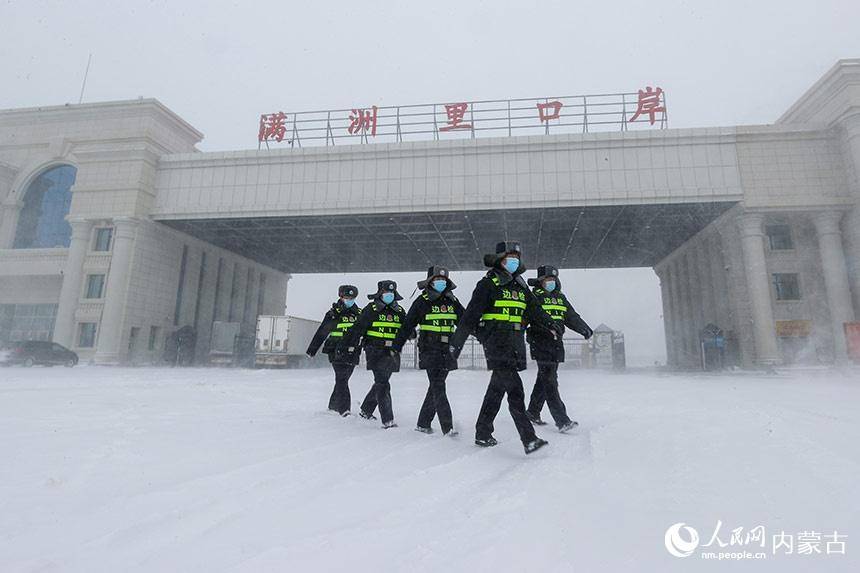 满洲里边检站：应对“倒春寒” 风雪保通关