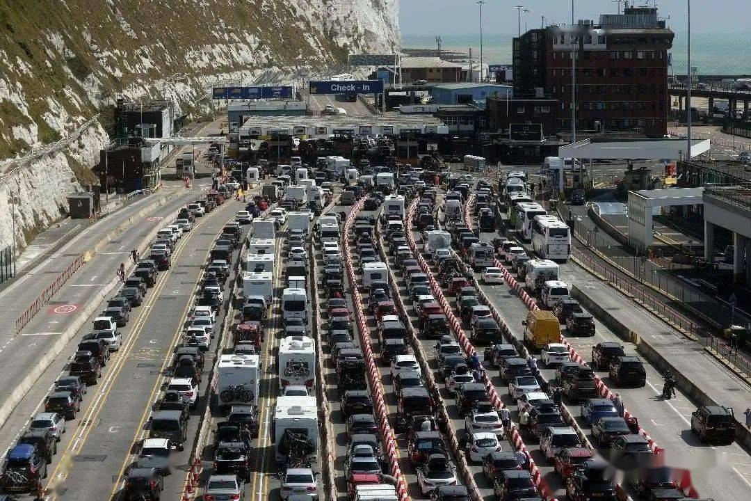 多佛大堵车，英国赴欧旅客滞留长达14个小时！英500万人下周接种新冠加强针...