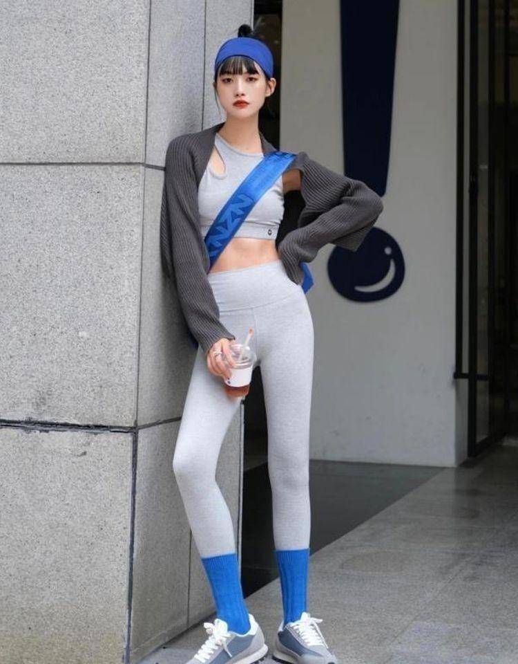 米乐M6 M6米乐继瑜伽裤后今年“瑜伽服”也火了意外的高级时髦还很显瘦(图8)