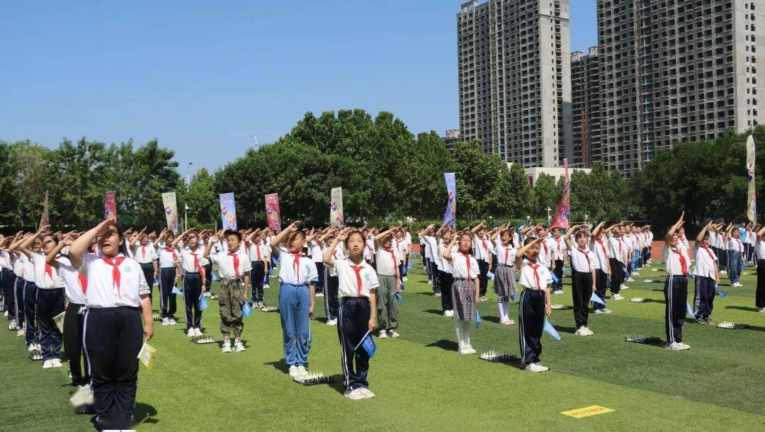 行队礼入场仪式后，启动仪式正式开始，聊城实验小学的国旗手升国旗，奏