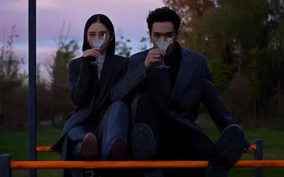 张若昀唐艺昕拍大尺度写真，嘴对嘴吃樱桃性张力拉满，纹身成亮点