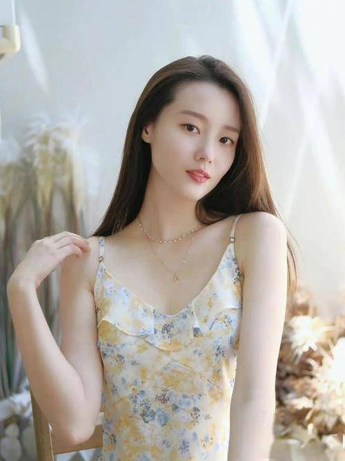 爱游戏平台吊带连衣裙这样穿高级感满满让你尽显清新淡雅的时尚风采(图2)