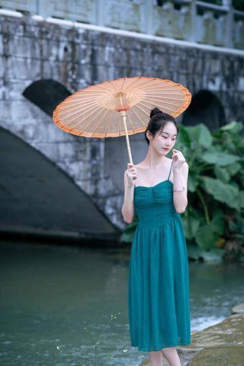 爱游戏平台吊带连衣裙这样穿高级感满满让你尽显清新淡雅的时尚风采(图7)