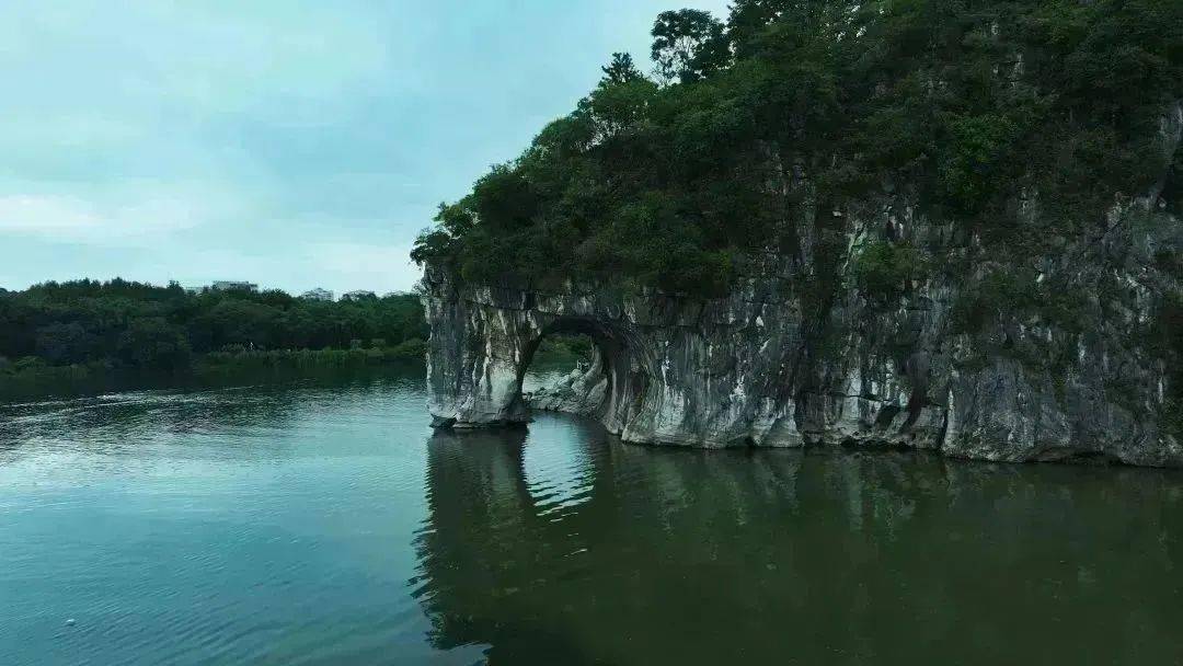 络）十里画廊，一步一景；象山水月，引人入胜；两江四湖，灯火阑珊……