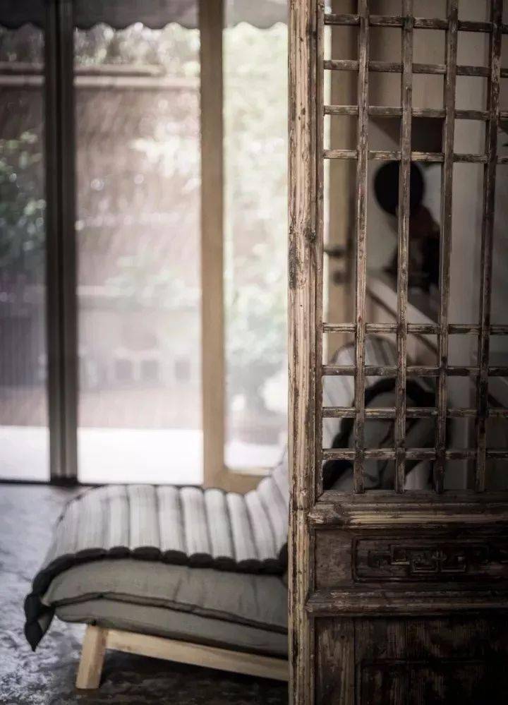 ​净几明窗，借境调心。