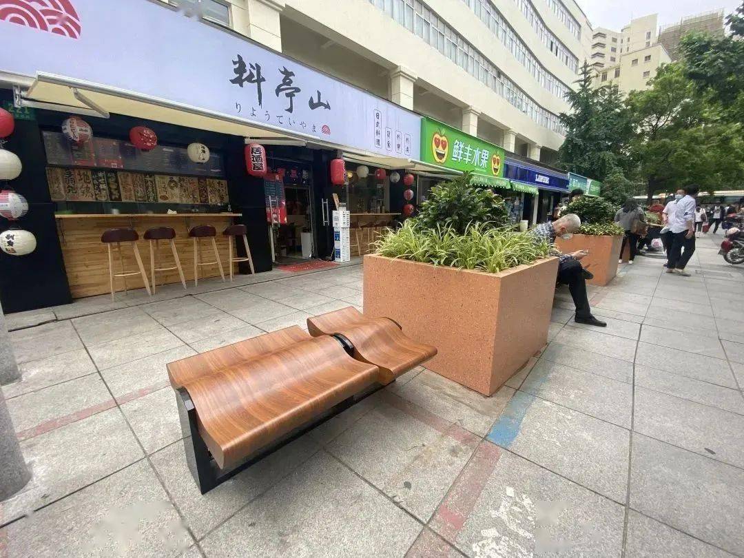 【便民】打造＂坐得下＂的温度城市，上海已累计完成公共空间休憩座椅优化提升2.1万余处