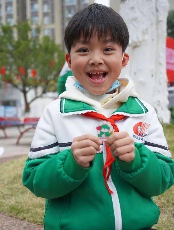 、刘昱辰作品学生任令仪作品学生吴雨墨作品学生叶梓馨作品学生张佑作品▲同学们在活动中兑换到纪念章一笔一