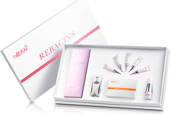 为此为致敬疫情中逆行的英雄们,蕊美人品牌公司雅帆国际董事长柳小小