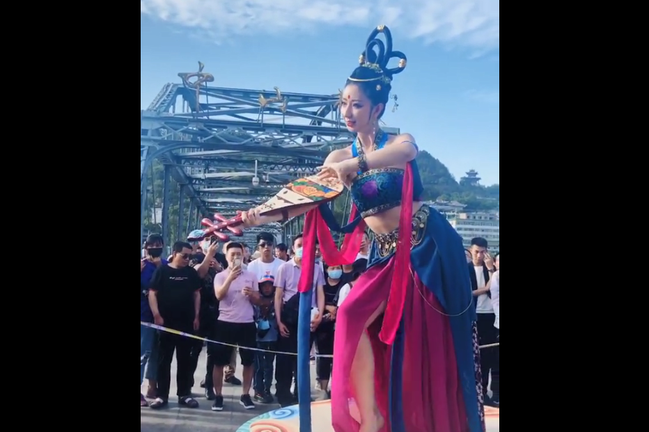 兰州中山桥头:敦煌飞天舞惊艳路人