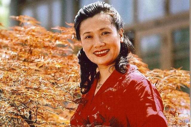 2008年,丈夫施鸿鄂去世,朱逢博拒"葬"遗体,与骨灰相伴12年