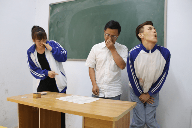 学生尿急上厕所,却被老师抓住补课,结果尿了一裤子