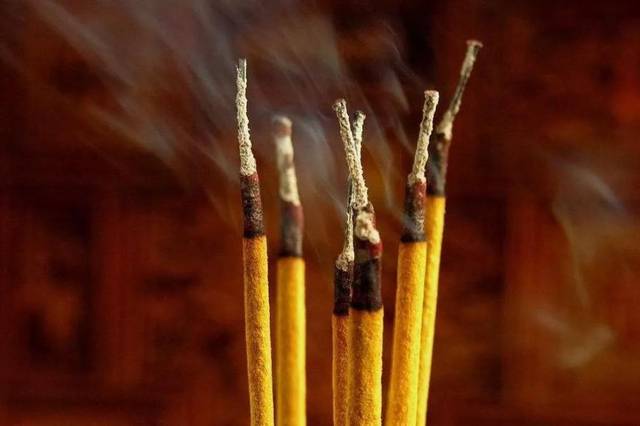 原创 通吉堂:上香时香头为何会长短不一