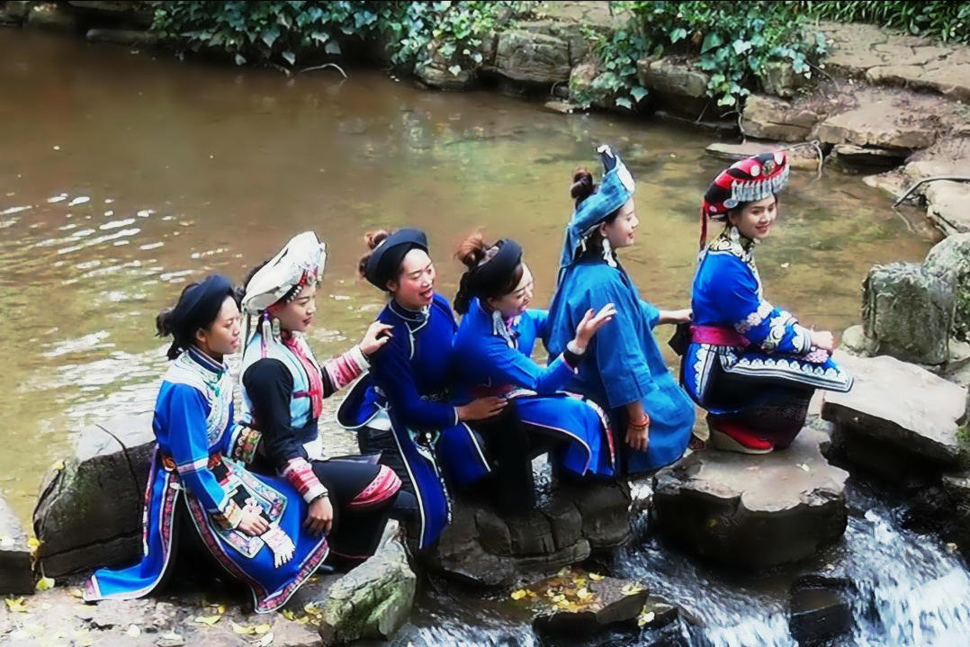 行走的风景浪漫的爱情彝族少男少女河边对歌恋爱