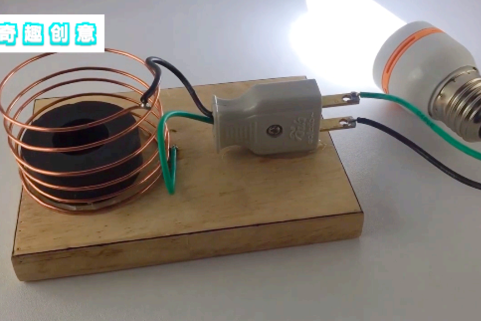 铜线圈和磁铁组装的电磁线圈感应发电器轻松点亮灯泡
